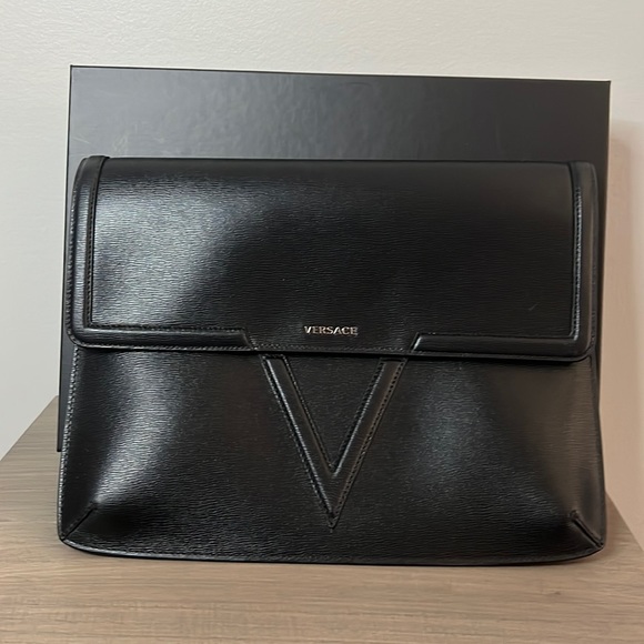 Gorgeous VERSACE black grain calfskin leather V-flap Logo clutch tablet pouch - Picture 1 of 5